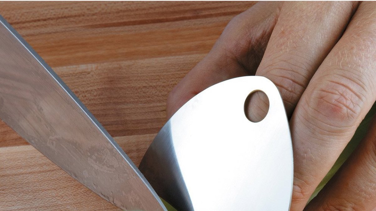 Fingerborgen har länge funnits, men det tog längre tid att tillverka ett fingerskydd för skärbrädan. 